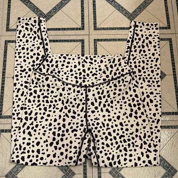Balance Athletica Snow Leopard Kingdom leggings - Picture 2 of 4
